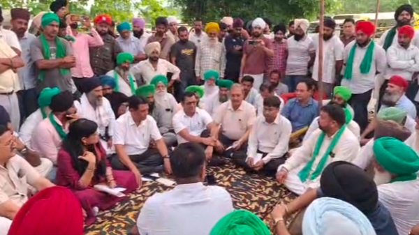 बारिश में भी डटे किसान: वार्ता रही विफल, ऊधम सिंह नगर कलेक्ट्रेट पर बीकेयू टिकैत का धरना जारी